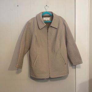 NWOT Liz Claiborne quilted coat size  3X. New. Fully lined zippered pockets